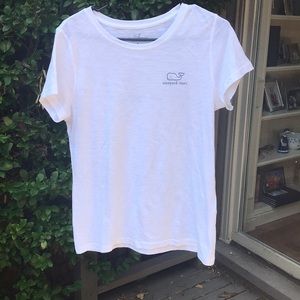 White vineyard vines woman’s shirt